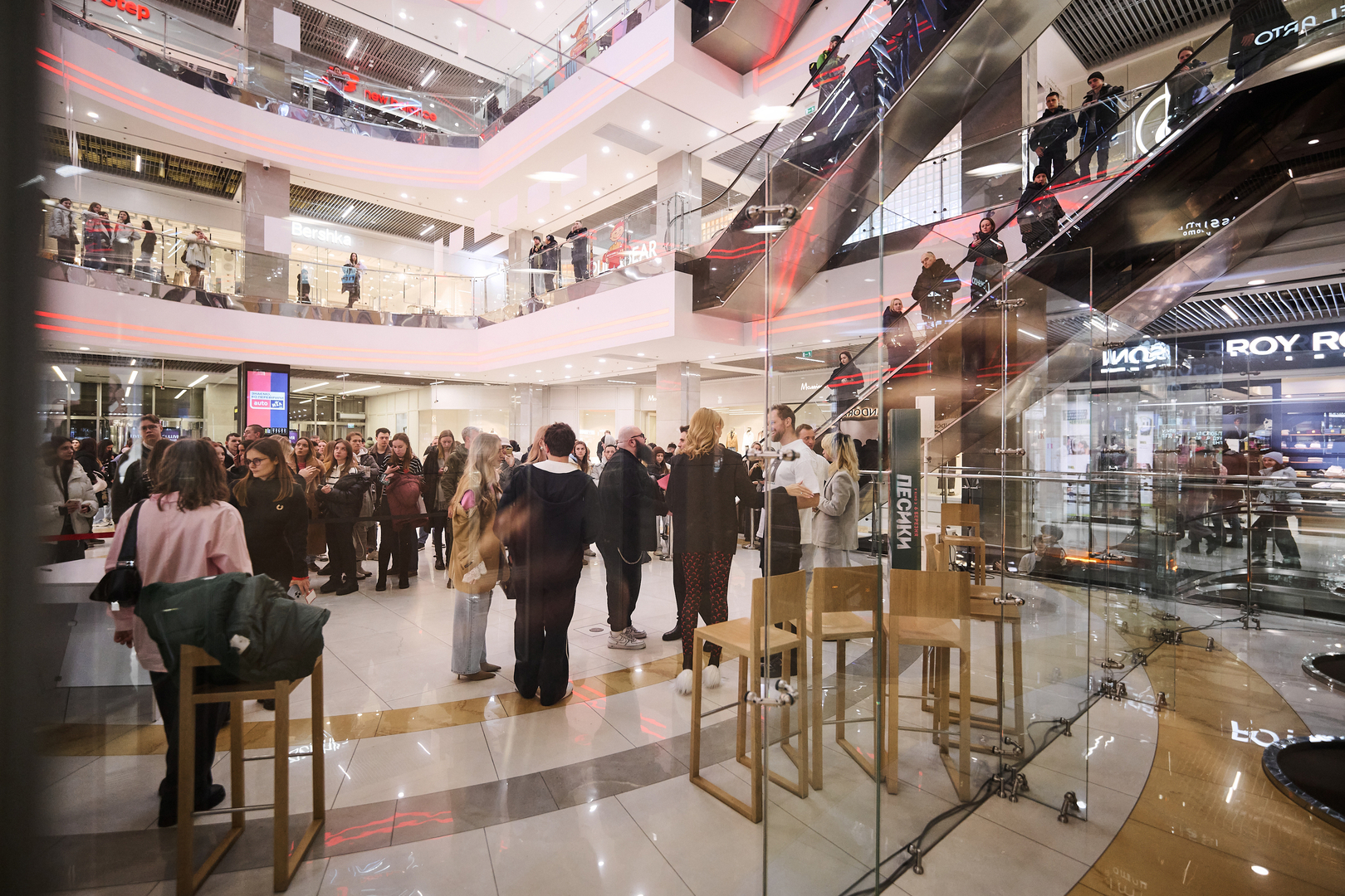 Автограф-сесія з акторами фільму &quot;Песики&quot; image-88